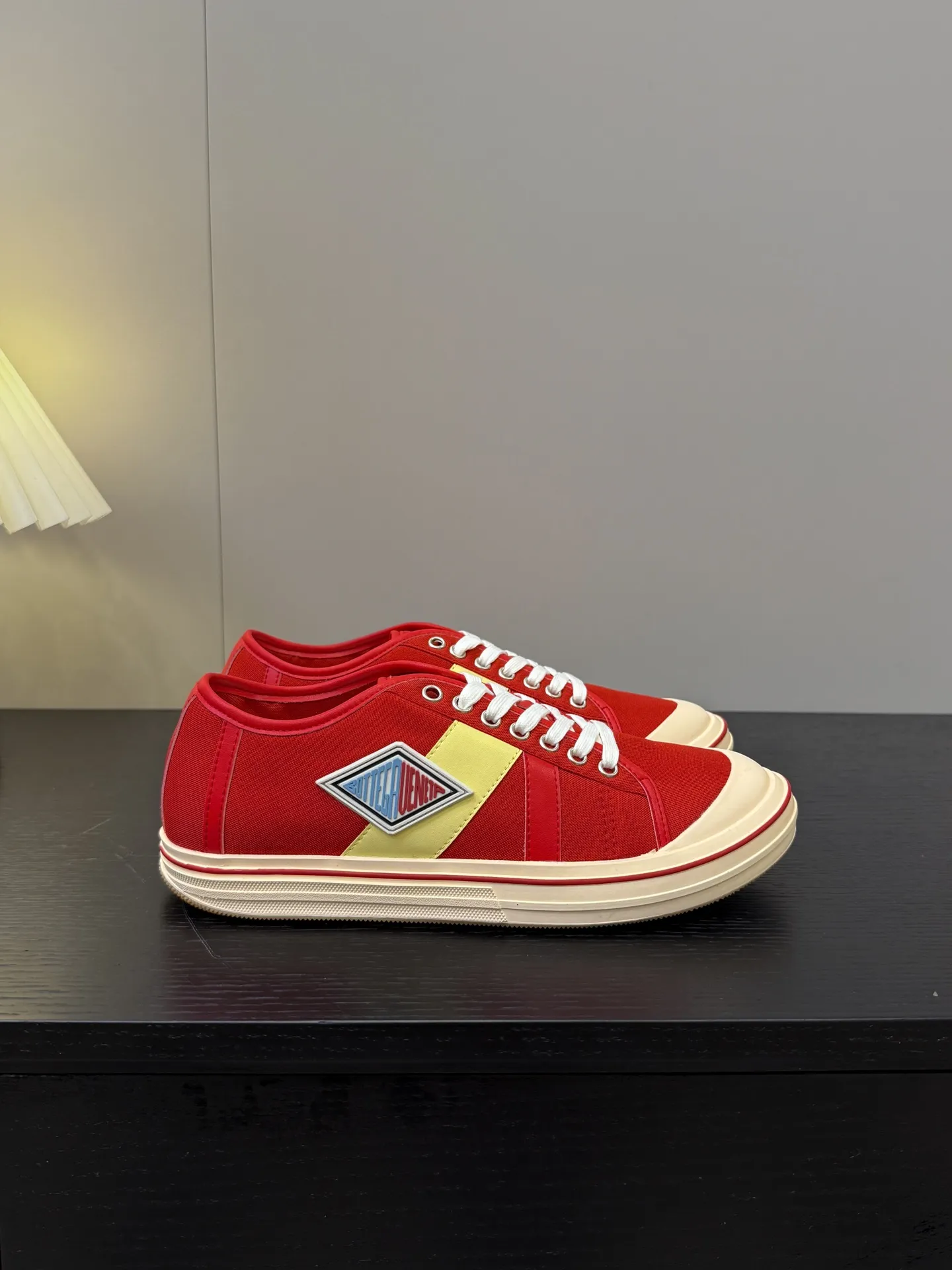 👟👟Ex-factory price 460👟👟 (Men's size +1️⃣0️⃣) BVOrbit's latest 2025 catwalk model, developed 1:1 from the original board, classic color matching elements! This is the biggest highlight of this shoe, eye-catching but not exaggerated design, super cool for daily use, super versatile whether paired with pants, sweaters or skirts, looks good no matter how you wear it, the more you look at it, the more you like it ❗️ Outsole: Original outsole color: 5 colors code number: female 35-40 male 39-44